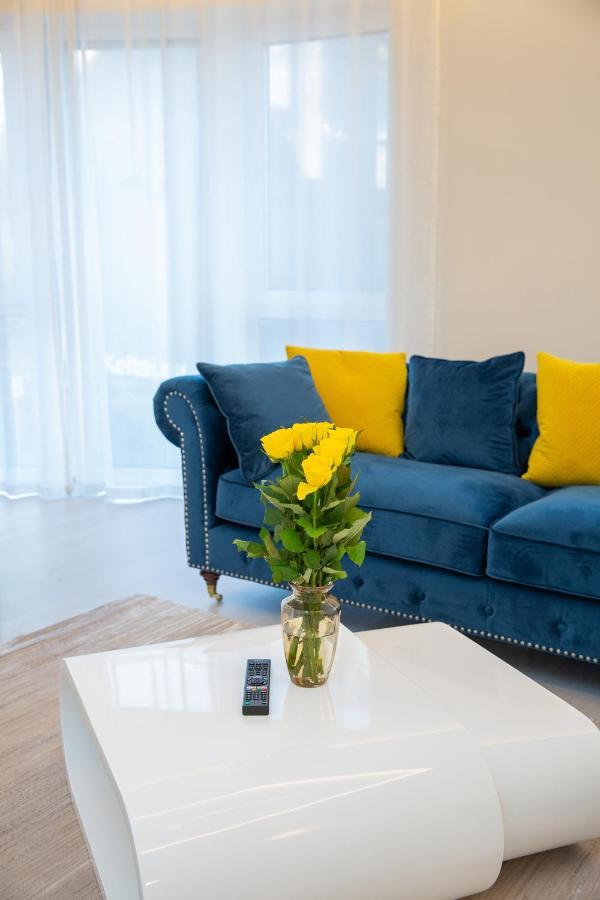 Luxurious Blue&Yellow Apartment In Kaunas Center المظهر الخارجي الصورة