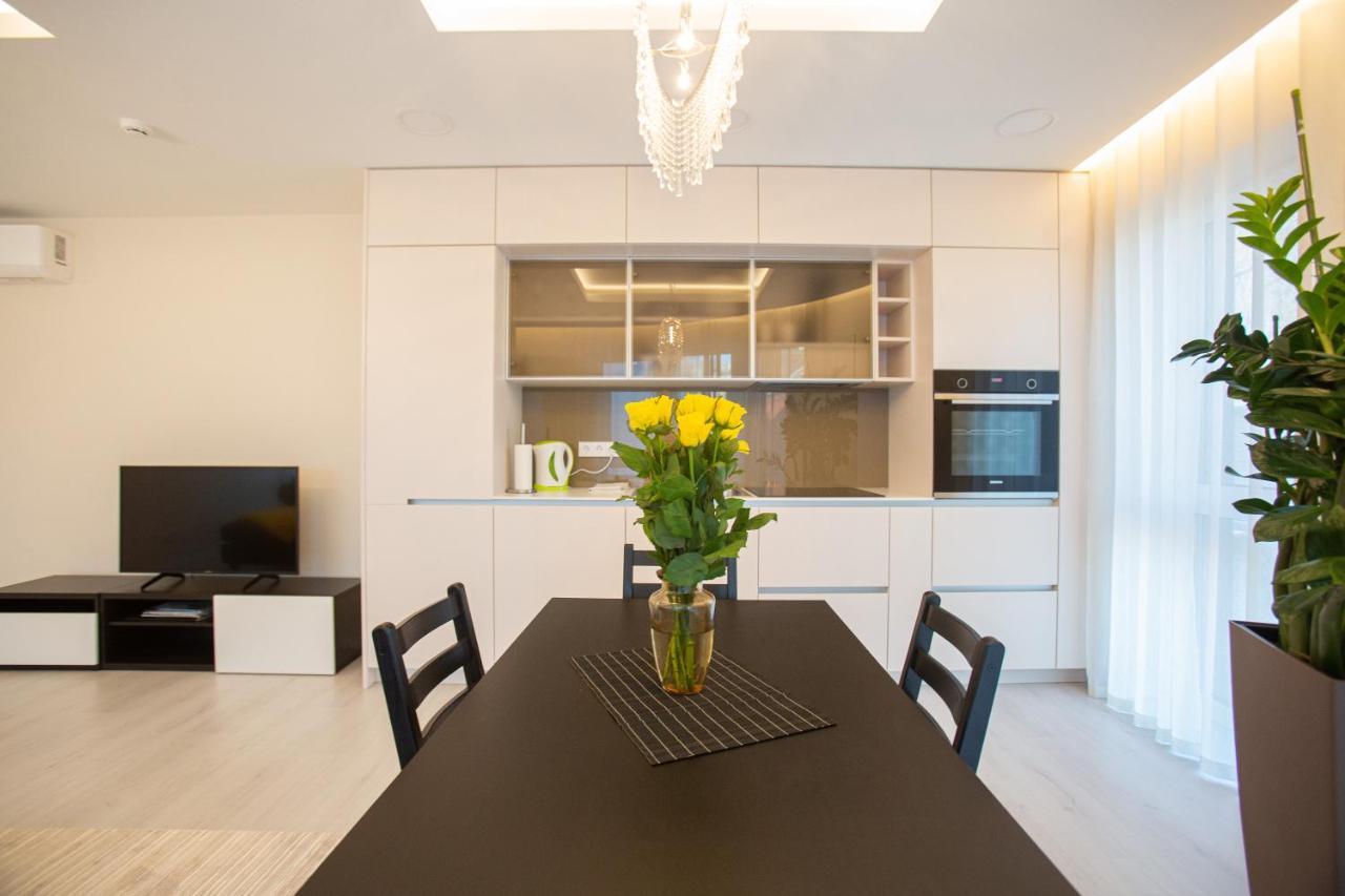 Luxurious Blue&Yellow Apartment In Kaunas Center المظهر الخارجي الصورة