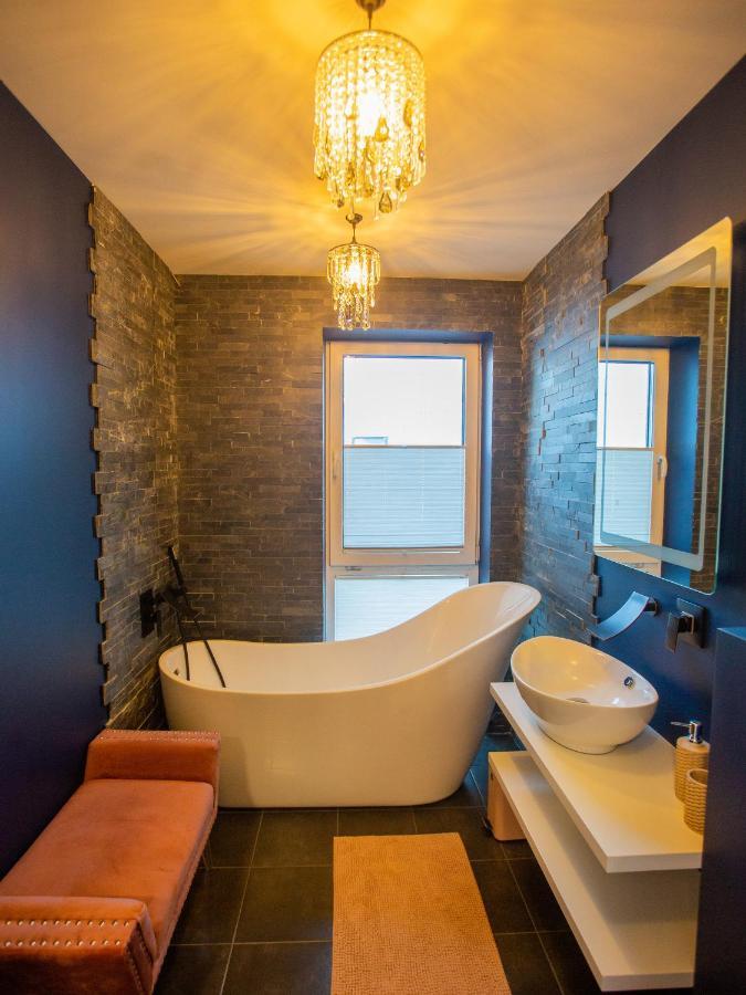 Luxurious Blue&Yellow Apartment In Kaunas Center المظهر الخارجي الصورة